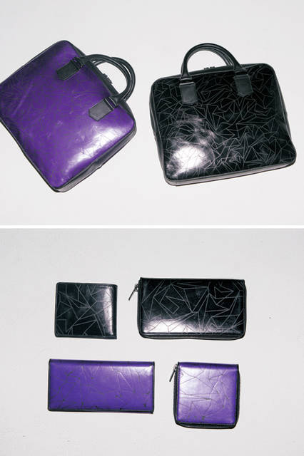 スムースレザーにジオメトリックパターンの箔プリントを施した、 革小物のシリーズ。定番のウォレットに、今シーズンはビジネスバッグと新色のパープルが加わり、小物で遊ぶ楽しみが広がった。<br><br>バッグ各10万2600円、 ウォレット上段左3万1320円、 右3万7800円、 下段左3万5640円、 右3万3480円（ イッセイ ミヤケ メン ／阪急メンズ大阪3階、阪急メンズ東京3階）