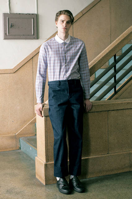 「カルヴェン」らしいラウンドカラーのシャツは、身頃にブルー×レッドのグレンチェックをあしらったクレリック仕立て。ハイウエストかつややワイドなリジットデニムにタックインして、クリーンな着こなしを。足元はスポーティーなスニーカーでまとめるのが今季の気分だ。 <br><br>シャツ3万7800円［直営店限定］　※8月上旬入荷予定、パンツ参考商品、スニーカー7万4520円（カルヴェン ／阪急メンズ大阪2階『ガラージュ D.エディット』、阪急メンズ東京4階）