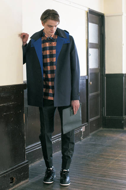 グラフィカルなLOVEの文字が隠れたチェックシャツ、リブフィニッシュのジョグパンツ、ビビッドなカラーコントラストのマックパーカ。 今季のテーマ、プロテクションや機能性に注目した「ケンゾー」ならではのカレッジスタイルを提案。 <br><br>パーカ9万9360円、パンツ6万480円 ※8月下旬入荷予定、シャツ3万7800円［阪急メンズ限定］ ※8月下旬入荷予定、 ポーチ［W31×H21.5cm］4万6440円 ※7月下旬入荷予定、シューズ参考商品（ケンゾー ／阪急メンズ大阪2階『ガラージュ D.エディット』、阪急メンズ東京4階）