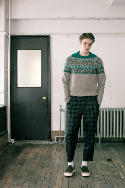 ブリティッシュスラブのウォーミーな素材感と肌触りが魅力的なニットは、上品な色合せと繊細なモチーフが特徴。 阪急メンズ大阪限定となるパンツとステッチを効かせたベロアのシューズを合わせたスタイリングで、エフォートレスな着こなしを実践。 <br><br>ニット4万4280円、パンツ3万7800円［阪急メンズ大阪限定］、シューズ6万2640円（カラー ／阪急メンズ大阪2階『ガラージュ D.エディット』）