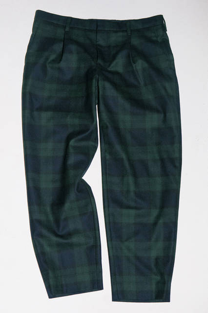 トラディショナルな雰囲気を醸し出すチェックパターンで仕立てたゆるやかなテーパードシルエット、クロップド丈のパンツは阪急メンズ大阪の限定モデル。落ち着いた大人の 着こなしにふさわしい仕上がり。<br><br>パンツ3万7800円 ［阪急メンズ大阪限定］（ カラー ／阪急メンズ大阪2階 『ガラージュ D.エディット』）