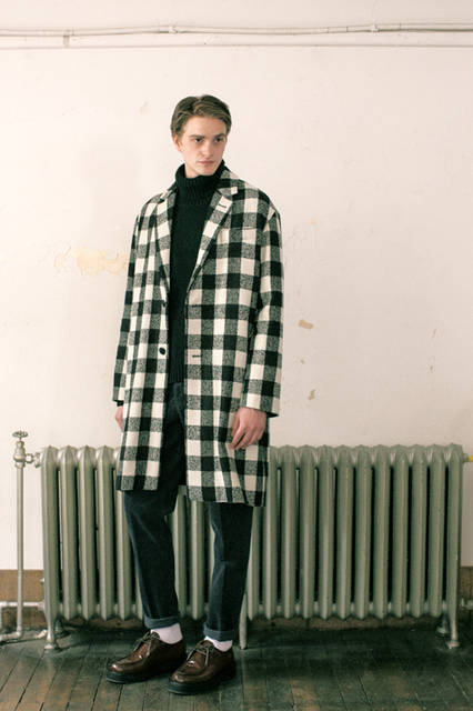ブロックチェックのオーバーサイズコートは、今年らしい着こなしを楽しむには欠かせない一着。インナーにもオーバーサイズのタートルネックニットを合わせ、 シックかつレイジーな着こなしを。ガラスレザーを用いた今季の新作シューズはキャッチーな丸みのあるフォルムがポイントだ。 <br><br>コート13万1760円［阪急メンズ限定］、パンツ4万4280円、ニット5万2920円、シューズ9万8280円（アミ アレクサンドル マテュッシ ／阪急メンズ大阪2階『ガラージュ D.エディット』、阪急メンズ東京4階『ガラージュ D.エディット』）