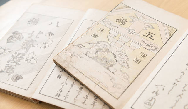 <strong>MITSUKOSHI｜日本橋三越本店</strong><br />今回のイベント「北斎漫画の世界へようこそ」では、北斎漫画の展示・販売に協力。希少な初摺（ずり）でコンディションの良いものを選りすぐり、約100点を額装して販売する