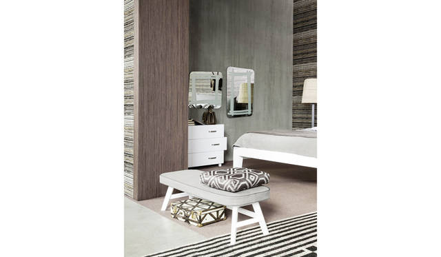 ベッドの足元にベンチを合わせたスタイリング。ベンチ「LC17」14万円〜（本体のみ）