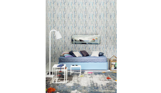 ソファベッド「Open」（32万円〜）に、テーブルやライトなどを組み合わせてかわいらしい空間を演出。サイドテーブル「LC-40」（3台が1セット）15万円