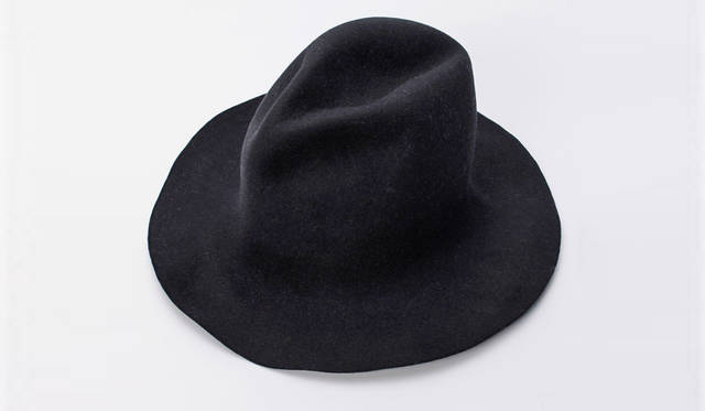 <strong>BARNEYS NEW YORK｜バーニーズ　ニューヨーク</strong><br />「BUYER'S EYE –MY VERY PERSONAL SELECTION-」　バイヤー神子島氏は、ピッティでのパフォーマンスに1000人も集まった真打ちハットを紹介。「REINHARD PLANK」3万8880円