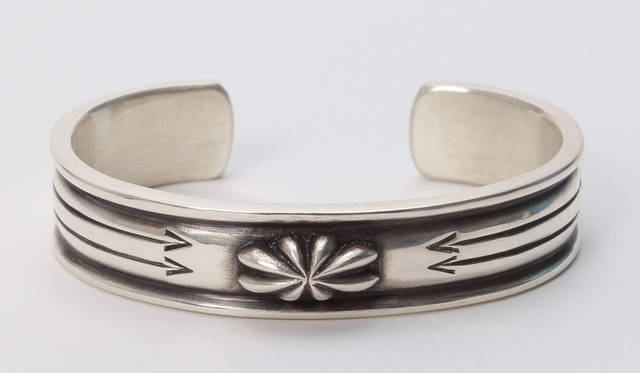 <strong>BARNEYS NEW YORK｜バーニーズ　ニューヨーク</strong><br />「BUYER'S EYE –MY VERY PERSONAL SELECTION-」　PR中野氏は、「スカイ ブルー ホーク」を愛しすぎて、自分が着たいコラボTシャツを製作。「スカイ ブルー ホーク」バングル6万4800円