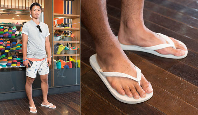 <strong>ISETAN MEN’S｜イセタンメンズ</strong><br />「World Sandal Market」スナップ　えーじんさん　「学生です。サッカー部仲間と伊勢丹に買いものに来ました。これはハワイアナスで、姉のハワイ土産です」
