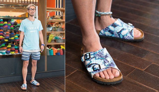 <strong>ISETAN MEN’S｜イセタンメンズ</strong><br />「World Sandal Market」スナップ　小林ディスカスさん　「PR / DIRECTORの仕事をしています。今日は、色と柄が気に入っているオープニングセレモニーとBirki's（ビルキー）のコラボサンダルを履いてきました。今日の着こなしポイントは、全部おなじようなトーンでのコーディネートです」