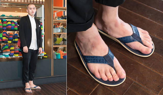 <strong>ISETAN MEN’S｜イセタンメンズ</strong><br />「World Sandal Market」スナップ　川田裕次郎さん（イセタンメンズスタッフ）　「今回のWorld Sandal Marketで販売しているアイランドスリッパ（1万7280円）です。じつは脱いだときの色の切替がおしゃれです」