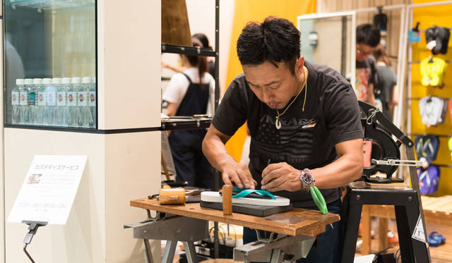 <strong>ISETAN MEN’S｜イセタンメンズ</strong><br />「World Sandal Market」　オリジナルのレザーグッズにスタッズを打ったアイテムを展開するブランド「Vin & Age（ヴィン・アンド・エイジ）」を提供するメーカー「ヘッドウェイズ」の島田賢太郎氏が、その場でリクエストに応じてスタッズをカスタマイズするイベントを土日のみ開催
