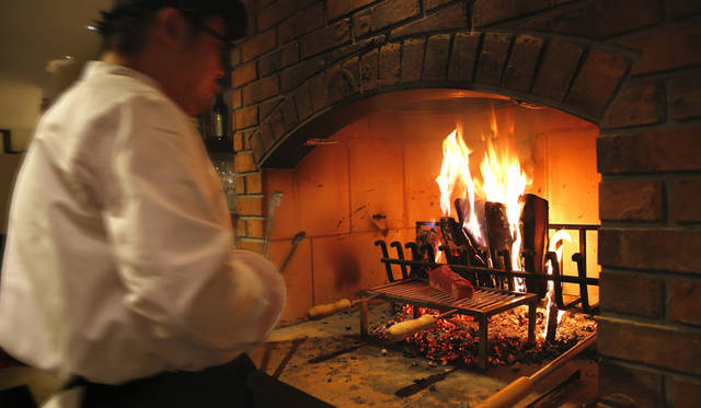 Caroは「お肉」、Fuego は「火」、店名の「カロフェゴ」は「こだわりのお肉を薪窯で焼く」専門店として名づけた造語