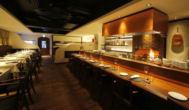 「特製の薪窯で焼き上げるこだわりのお肉」をコンセプトに、薪窯の熾火でじっくりと焼き上げてサービスする