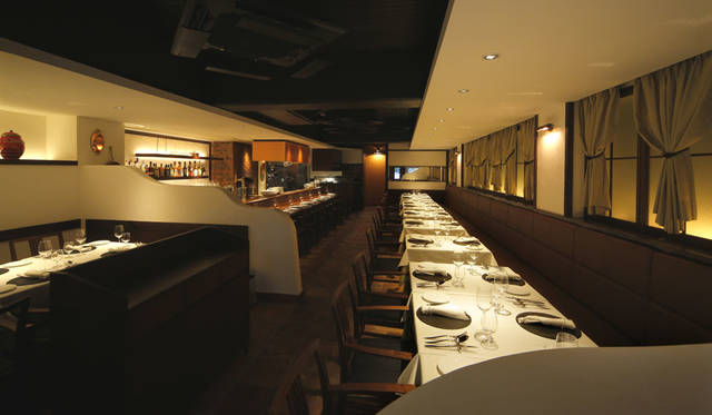 ドリンク類は、ソムリエが厳選した各国のワインを中心にラインナップ