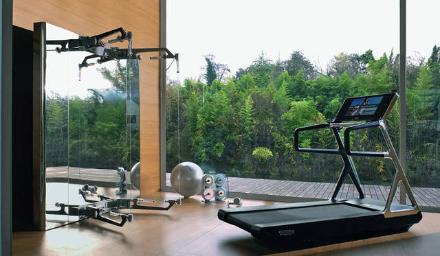 <strong>TECHNOGYM｜テクノジム</strong><br />イタリア製高級フィットネスマシン「テクノジム」ポップアップストア　左／「キネシス パーソナルヴィジョン（KINESIS PERSONAL VISION）」248万4000円、中央／「ウェルネスラック（WELLNESS RACK）」11万3400円、右／「ランパーソナル（RUN PERSONAL）」172万8000円