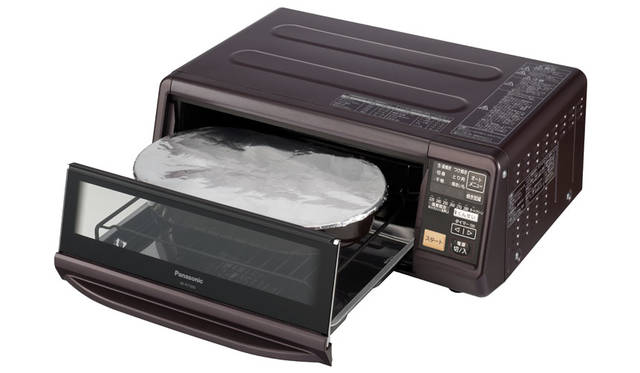 <strong>Panasonic｜パナソニック</strong><br />「スモーク＆ロースター」　つぎに、アルミ箔でふたをした容器を庫内にセットしスタートする。プロセスチーズ（2～6個）なら所要時間は12～17分