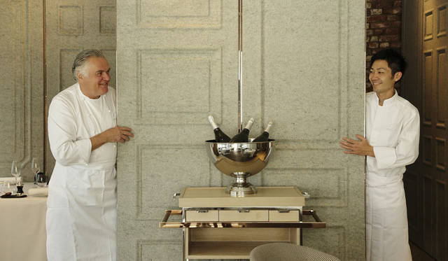 <strong>DOMINIQUE BOUCHET TOKYO｜ドミニク・ブシェ トーキョー</strong><br />ドミニク・ブシェ シェフと厚東創シェフ