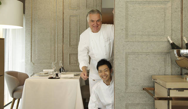 <strong>DOMINIQUE BOUCHET TOKYO｜ドミニク・ブシェ トーキョー</strong><br />ドミニク・ブシェ シェフと厚東創シェフ