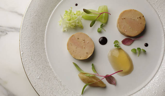 <strong>DOMINIQUE BOUCHET TOKYO｜ドミニク・ブシェ トーキョー</strong><br />日本酒でマリネしたフォワグラ りんごのマルムラード マスカット 新芽のサラダ © Masahiro Goda