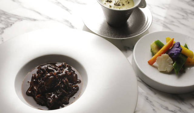 <strong>DOMINIQUE BOUCHET TOKYO｜ドミニク・ブシェ トーキョー</strong><br />牛テールの赤ワイン煮込み トリュフ風味のじゃがいものピュレ © Masahiro Goda