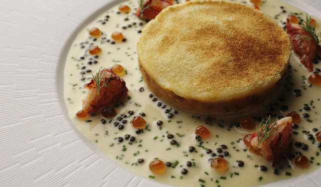 <strong>DOMINIQUE BOUCHET TOKYO｜ドミニク・ブシェ トーキョー</strong><br />オマールブルーのパルマンティエ ソースキャビア © Masahiro Goda