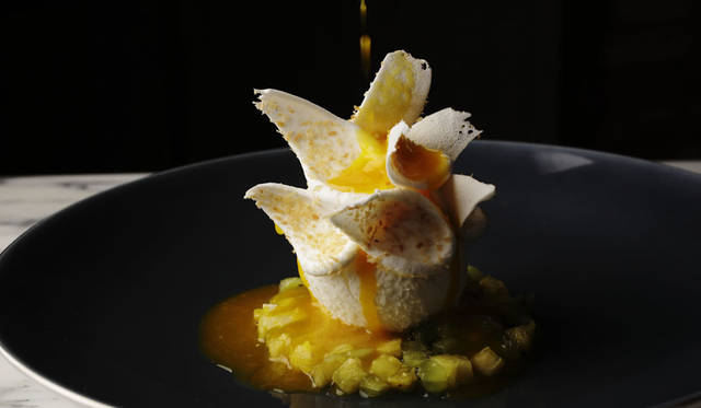 <strong>DOMINIQUE BOUCHET TOKYO｜ドミニク・ブシェ トーキョー</strong><br />エキゾチックフルーツのヴァシュラン © Masahiro Goda