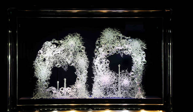 現代アーティスト松宮硝子氏がガラス素材を巧みに操ることで、ウィンドウディスプレイにあらたな息吹が吹き込まれた