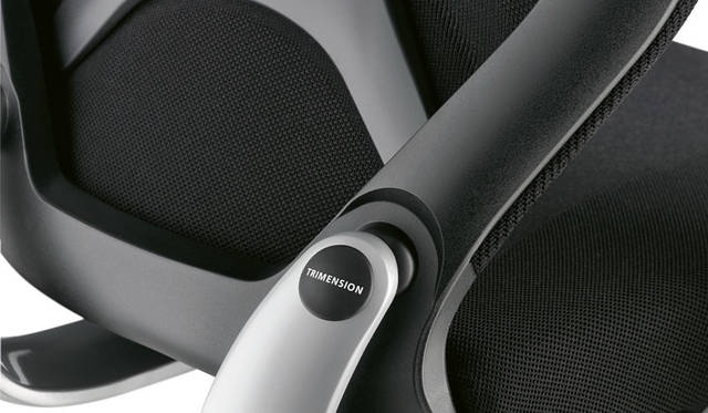 <strong>WILKHAHN｜ウィルクハーン</strong><br />ワーキングチェア「IN（イン）」　歩行時の人間の関節のような自然な動きを目標とした三次元シンクロメカニズム“トリメンション”の開発で、もっとも重要視されたのは腰の関節にあたるスイングアームと背座シェルのジョイント部分