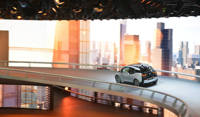 前回（2013年）のブース内に設けられたコースを走るBMW i3