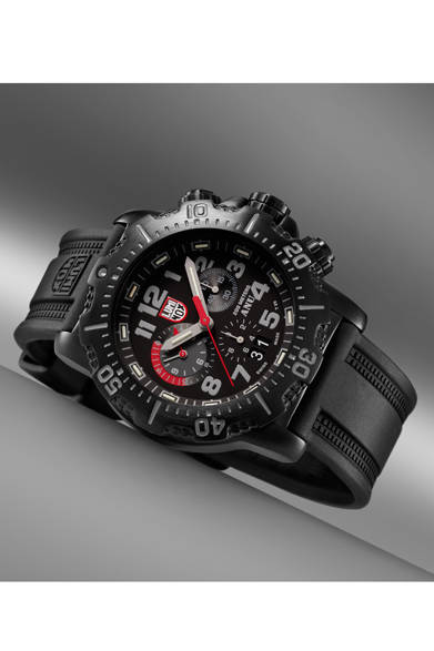 <strong>ANU CHRONOGRAPH 4240 SERIES</strong><br />ケース｜ステンレススチール<br />直径｜45mm<br />ムーブメント｜クォーツ<br />機能｜スプリットセコンドクロノグラフ（RONDA Cal.5050.B）、ビッグデイト、逆回転防止機能ベゼル<br />ストラップ｜ラバー<br />防水｜200m<br />価格｜12万9600円<br />