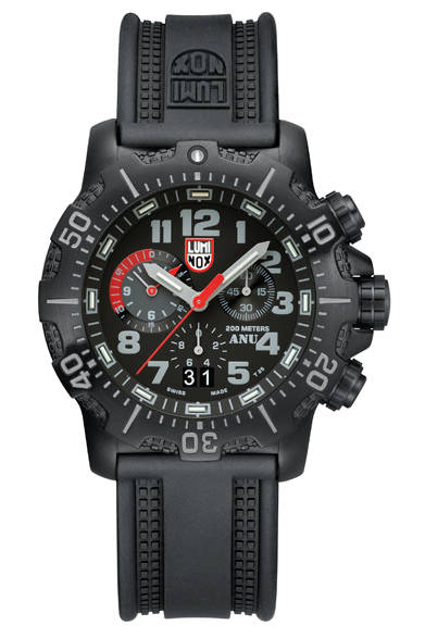 <strong>ANU CHRONOGRAPH 4240 SERIES</strong><br />ケース｜ステンレススチール<br />直径｜45mm<br />ムーブメント｜クォーツ<br />機能｜スプリットセコンドクロノグラフ（RONDA Cal.5050.B）、ビッグデイト、逆回転防止機能ベゼル<br />ストラップ｜ラバー<br />防水｜200m<br />価格｜12万9600円<br />