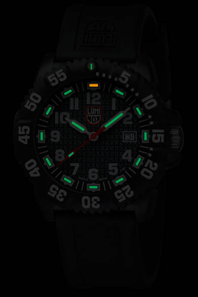 <strong>25TH ANNIVERSARY 3050 SERIES </strong><br />ケース｜PCカーボン<br />直径｜44mm<br />ムーブメント｜クォーツ<br />ブレスレット｜ラバー<br />防水｜200m<br />価格｜4万8600円<br />