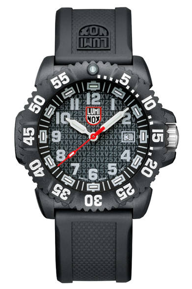 <strong>25TH ANNIVERSARY 3050 SERIES </strong><br />ケース｜PCカーボン<br />直径｜44mm<br />ムーブメント｜クォーツ<br />ブレスレット｜ラバー<br />防水｜200m<br />価格｜4万8600円<br />