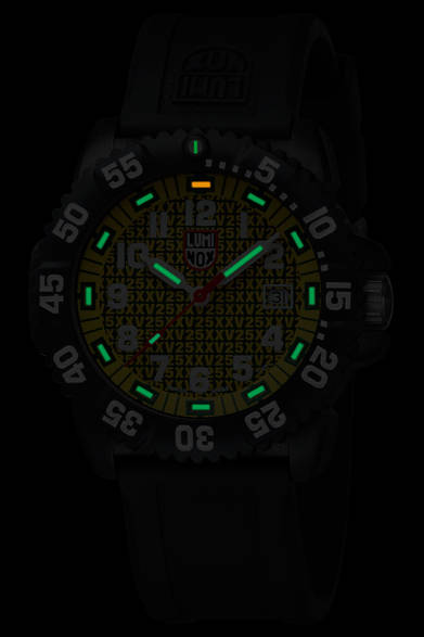 <strong>25TH ANNIVERSARY 3050 SERIES </strong><br />ケース｜PCカーボン<br />直径｜44mm<br />ムーブメント｜クォーツ<br />ブレスレット｜ラバー<br />防水｜200m<br />価格｜4万8600円<br />