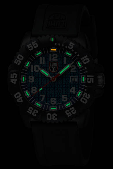 <strong>25TH ANNIVERSARY 3050 SERIES </strong><br />ケース｜PCカーボン<br />直径｜44mm<br />ムーブメント｜クォーツ<br />ブレスレット｜ラバー<br />防水｜200m<br />価格｜4万8600円<br />