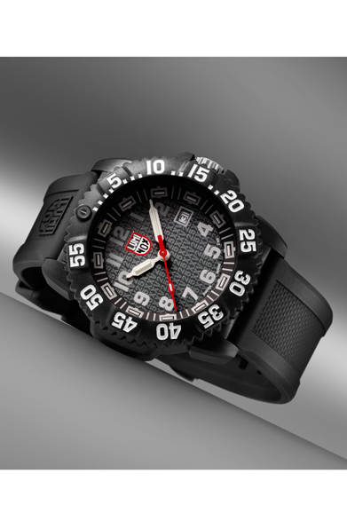 <strong>25TH ANNIVERSARY 3050 SERIES </strong><br />ケース｜PCカーボン<br />直径｜44mm<br />ムーブメント｜クォーツ<br />ブレスレット｜ラバー<br />防水｜200m<br />価格｜4万8600円<br />