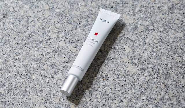 Cセラムつけた瞬間からほのかな温感。吸いつくように肌になじむ、ビタミンC高濃度配合美容液。引き締まった肌印象へと導く。15mL　5076円 