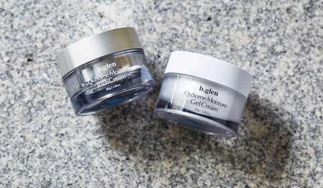 （左より）QuSomeモイスチャーリッチクリーム濃厚なのにベタつかず、長時間やさしいカバー感が残る、エモリエント効果の高いクリーム。お手入れの最後に使用。30g　1万800円、QuSomeモイスチャーゲルクリーム肌の上でとろけるようになじみ、内側と外側の両面からの保湿効果で肌のうるおいをキープ。ハリのある肌を保つクリーム。30g　6480円