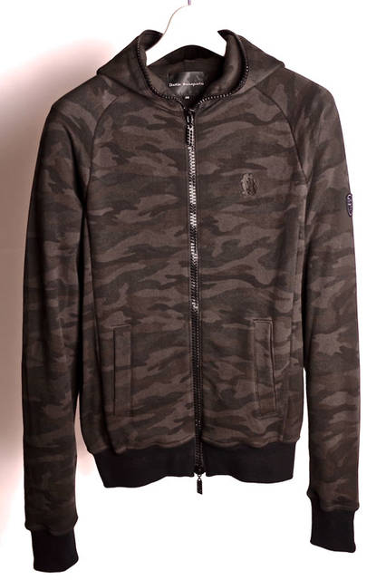 <strong>Dartin Bonaparto｜ダルタンボナパルト</strong><br />カモ柄プリントパーカ 6万3720円