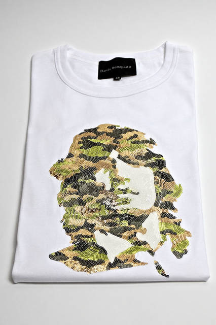 <strong>Dartin Bonaparto｜ダルタンボナパルト</strong><br />カモ柄スパンT 2万4840円