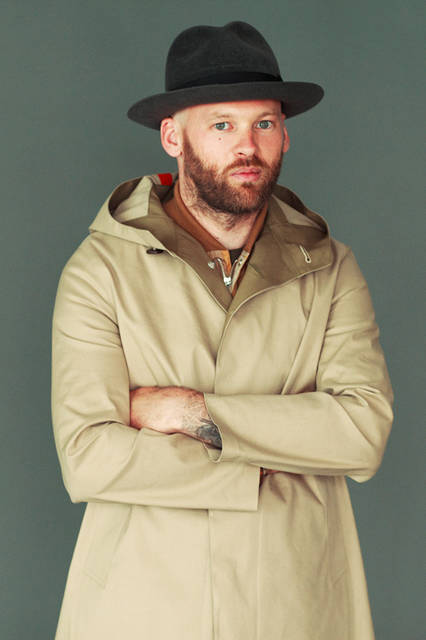 コート16万9560円（トッド スナイダー× マッキントッシュ）、ダウンベスト3 万6720円（トッド スナイダー×ロッキー マウンテン フェザーベッド）、T シャツ9720円、パンツ5 万1840円、ハット1万9980円（すべてトッド スナイダー）