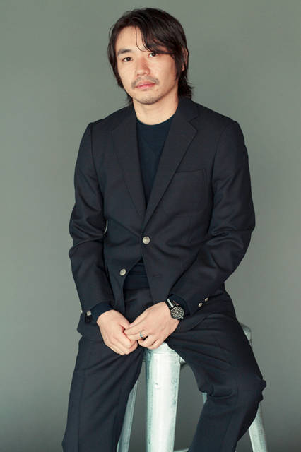 ジャケット7万200円、ニット3万7800円、パンツ3万5640円（すべてトッド スナイダー）、腕時計1万800円（トッド スナイダー× タイメックス）