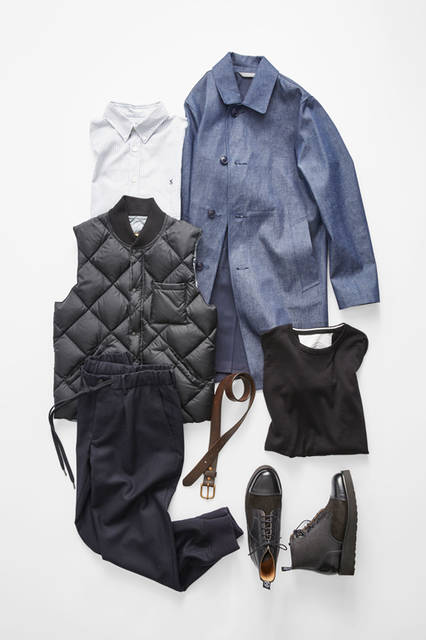<strong>ブルー、ネイビー、そして黒。 清潔感と男らしさを両立するワードローブ</strong><br><br> コート19万2240円（トッド スナイダー × マッキントッシュ）、シャツ2万1600円、パンツ3万2400円、ベルト1万6200円（すべてトッド スナイダー）、ダウンベスト3万6720円（トッド スナイダー × ロッキー マウンテン フェザーベッド）、ニット3万7800円（トッド スナイダー × ジョン スメドレー）、ブーツ7万8840円（トッド スナイダー × グレンソン）