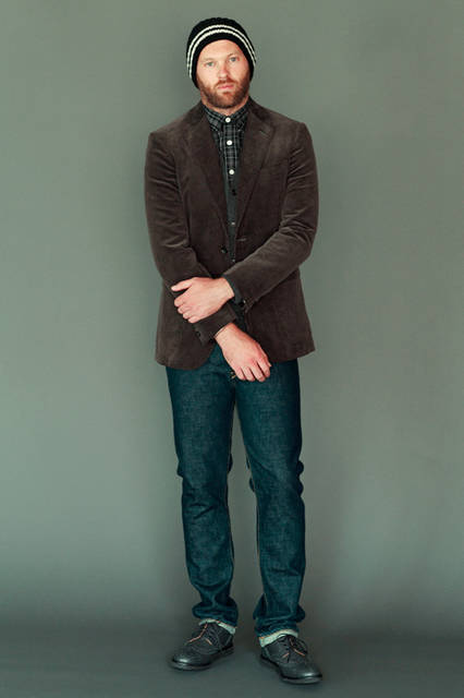 ジャケット6万6960円、カーディガン3万240円、シャツ2万1600円、ジーンズ2万8080円（すべてトッド スナイダー）、ニットキャップ8640円（トッド スナイダー × インバーアラン）、靴6万3720円（トッド スナイダー × サンダース）