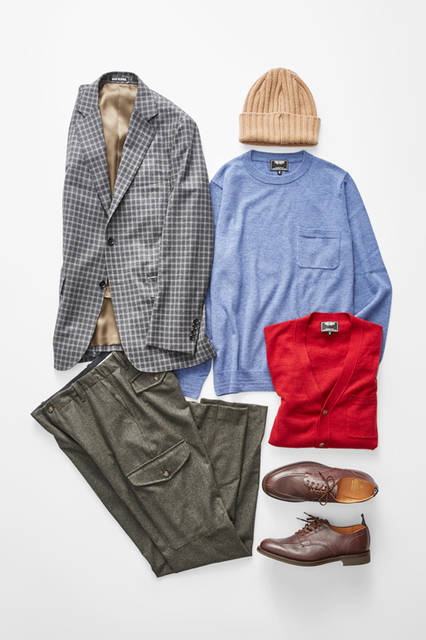 <strong>ジャケット、パンツ、ニットキャップまで、 さまざまなウールの質感を楽しむ</strong> <br><br>ジャケット7万200円、ニット2万7000円、カーディガン3万240円、パンツ5万1840円（すべてトッド スナイダー）、ニットキャップ8640円（トッド スナイダー × インバーアラン）、シューズ4万8600円（トッド スナイダー × サンダース）