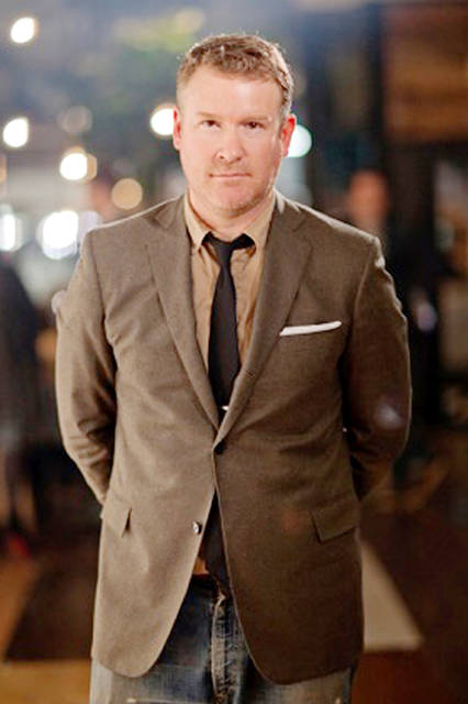 米アイオワ州生まれ。ポロ ラルフローレンのデザイナー、ギャップのディレクター、J. クルーのシニア・バイスプレジデントなど、メンズファッションにおける要職を歴任。2011年に自身のブランドをスタート。2014 年3 月、世界初の旗艦店を東京にオープンした。