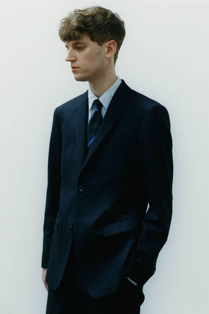 ジャケット9万7200円、シャツ3万240円、トラウザーズ4万8600円、ネクタイ1万6200円（すべてマーガレット・ハウエル）