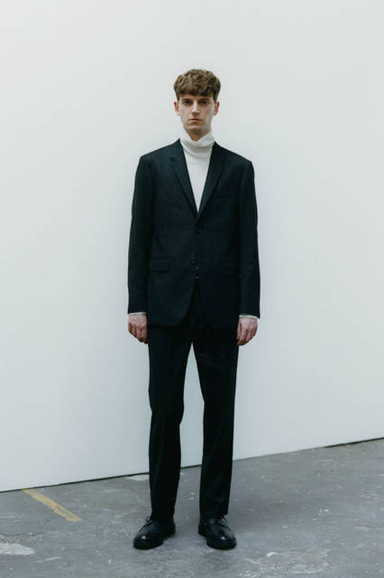 ジャケット9万7200円、ニット2万5920円、トラウザーズ4万8600円、シューズ8万9640円（すべてマーガレット・ハウエル）