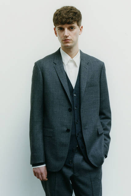 ジャケット9万720円、カーディガン4万2120円、シャツ3万2400円、トラウザーズ4万6440円（すべてマーガレット・ハウエル）