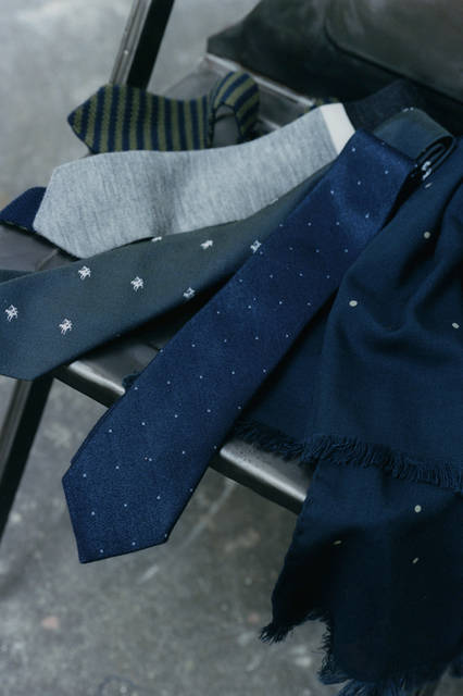 ネクタイ各1万6200円、スカーフ3万8880円（すべてマーガレット・ハウエル）